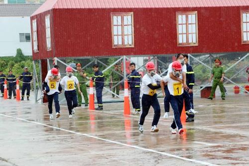 Sôi nổi Hội thi nghiệp vụ chữa cháy và cứu nạn cứu hộ 'Tổ liên gia an toàn PCCC' khu vực VI