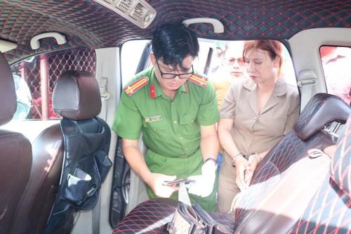 Quý bà ém 'hàng trắng' trong túi xách