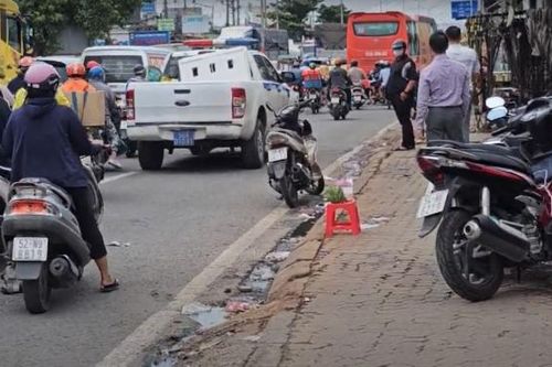 Thắng gấp tránh xe đạp, người điều khiển xe máy bị xe khách cán tử vong