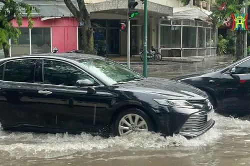 Cơn mưa lớn ngày đầu tuần nhiều tuyến phố Hà Nội ngập sâu