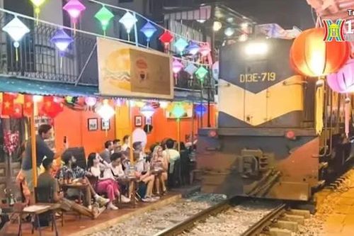 Cà phê đường tàu vẫn tấp nập khách