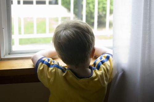 Đảm bảo an toàn cháy nổ: Tuyệt đối không khóa trái cửa nhốt trẻ trong nhà một mình