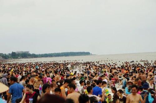 Sầm Sơn 'thất thủ' ngày cuối tuần