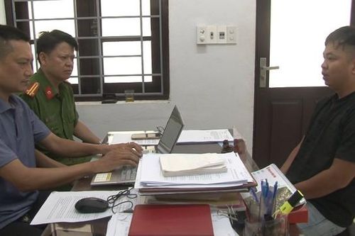 Giả danh công an để tiếp cận các sinh viên nữ