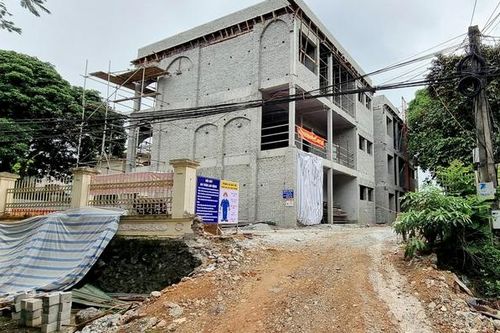 Hà Nội: Đứt cáp thang máy vận chuyển vật liệu, 10 người thương vong