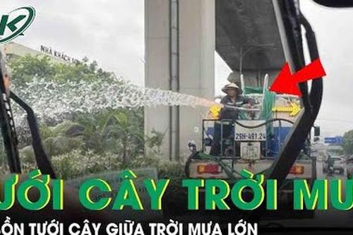 Xe bồn tưới cây giữa lúc trời mưa lớn ở Hà Nội gây xôn xao dư luận