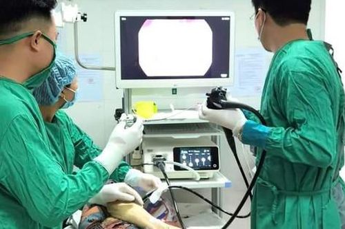 Vỏ thuốc sắc nhọn nằm sâu trong thực quản cụ bà 88 tuổi có nhiều bệnh nền