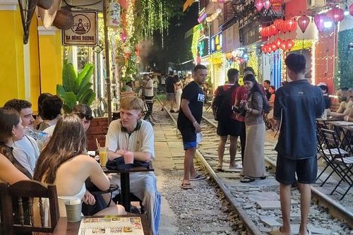 Phố cà phê đường tàu Hà Nội: Cản được người nọ thì người kia lại vào