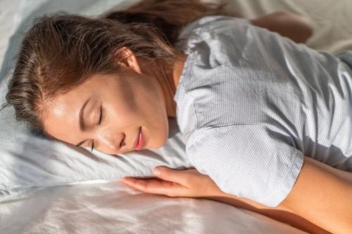 Ai hay có thói quen để tóc ướt khi ngủ sẽ giật mình khi biết những điều này