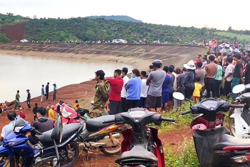 Xót xa người cha phát hiện hai con gái tử vong trong hố nước ngay sau nhà