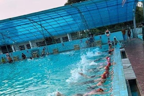 Học sinh đuối nước khi đang học bơi ở trường