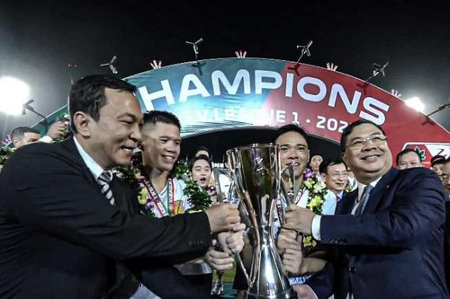 Thép xanh Nam Định nâng cúp vô địch V-League trên sân nhà Thiên Trường