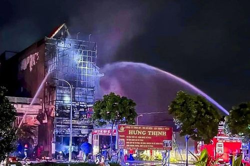 Cháy nhà 4 tầng ở Nam Định, 4 người kịp thoát thân