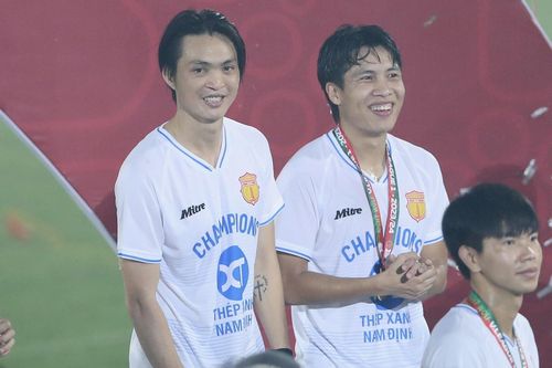 Tuấn Anh cởi huy chương, không chạm vào cúp vô địch