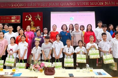 Huyện Thanh Trì: biểu dương 17 cặp 'mẹ đỡ đầu-con mồ côi vượt khó vươn lên'