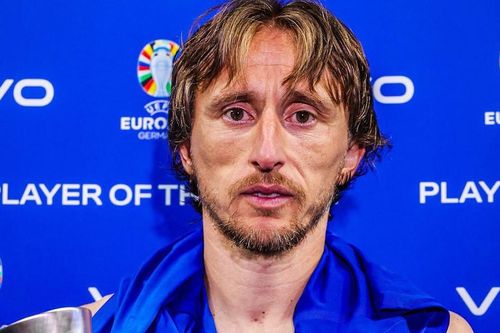 Người hâm mộ xót xa cho Modric, khóc mắt đỏ hoe vẫn phải lên nhận giải