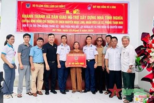 Vùng Cảnh sát biển 2: Bàn giao nhà tình nghĩa tặng gia đình quân nhân có hoàn cảnh khó khăn