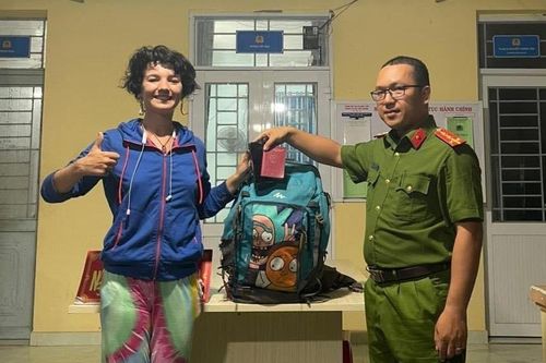Công an xã Phổ Cường hỗ trợ tìm lại tài sản bị đánh rơi cho nữ du khách người Nga