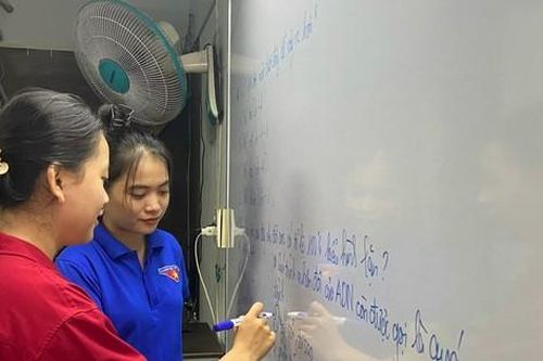 Lớp học áo xanh tiếp sức cho sĩ tử khó khăn