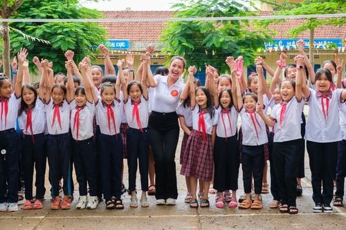 Nghệ sĩ trẻ TP. HCM mang niềm vui đến với bà con khó khăn tại Đắk Nông
