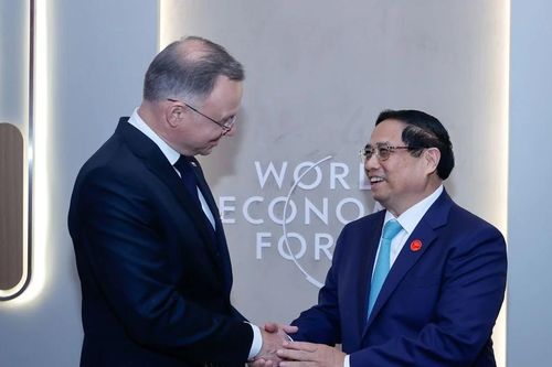Thủ tướng Phạm Minh Chính gặp Tổng thống Ba Lan bên lề WEF Đại Liên