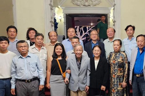 Xúc động và ấm áp chương trình giao lưu nghệ thuật 'Trần Long Ẩn – Tiếng hát từ mặt trời và ánh lửa'