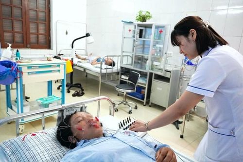 Người phụ nữ 47 tuổi bị méo miệng sau khi ngủ phòng điều hòa