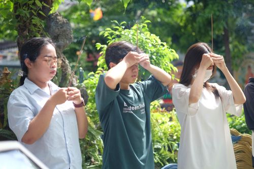 Sĩ tử Đà Nẵng lên chùa cầu may mắn trước Kỳ thi tốt nghiệp THPT