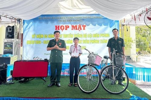Lính 'quân hàm xanh' đồng hành cùng người dân biên giới thoát nghèo