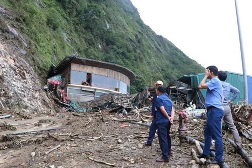 Sập nhà chờ khách tại Khu du lịch Cầu kính Rồng Mây ở Lai Châu