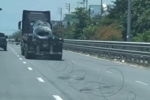 Nguy hiểm cảnh xe đầu kéo rải cuộn thép xuống đường khi đang chạy
