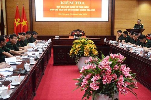 Kiểm tra quy chế dân chủ ở cơ sở ở Binh chủng Hóa học