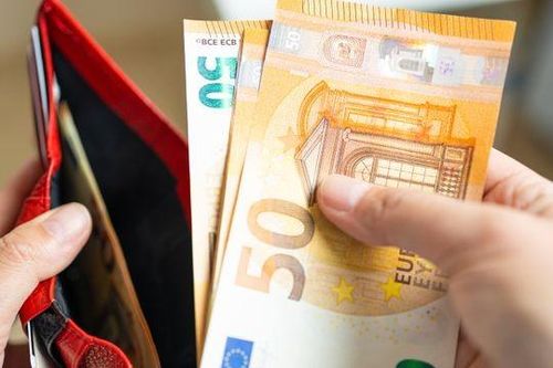 Người đàn ông vô gia cư được trao thưởng vì trả lại chiếc ví chứa 2.100 USD nhặt được
