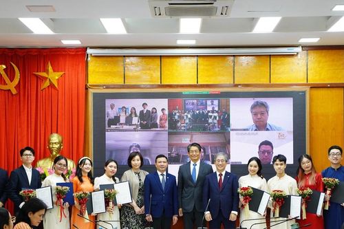 Trao chứng nhận tốt nghiệp cho sinh viên Trung tâm Nghiên cứu và Đào tạo Pháp luật Nhật Bản