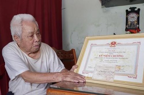 Mòn mỏi đợi cấp đổi huân, huy chương kháng chiến