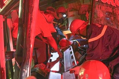 Xe khách nát đầu sau cú va chạm với ô tô tải, hơn 40 hành khách may mắn thoát nạn