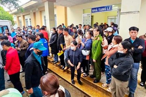 Vụ cháy ở Đà Lạt: Nhói lòng cảnh mẹ nằm xe cấp cứu đưa quan tài 3 con về quê
