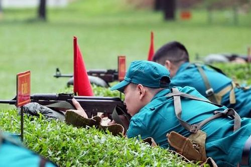 Chiến sĩ dân quân tự vệ thực hành bắn đạn thật