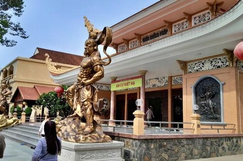 Chuyên gia giáo dục: Một vài khóa tu không thể thay đổi hành vi của trẻ