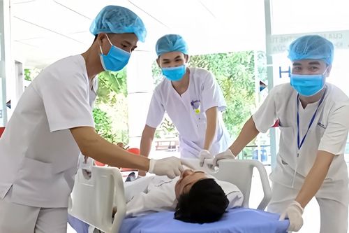 Người đàn ông đi cấp cứu vì đau bụng suốt 7 ngày sau bữa cơm cá