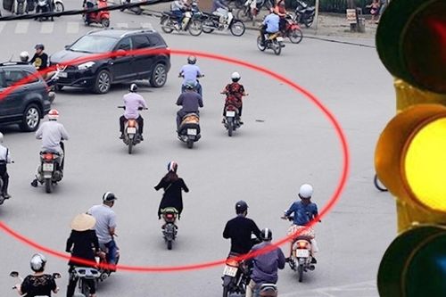 Bỏ đề xuất cấm tuyệt đối vượt đèn vàng, tài xế thoát cảnh 'tiến, lùi đều sai'