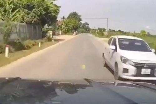Tài xế ô tô con nghi buồn ngủ, suýt tông thẳng vào xe đối diện