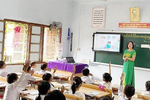 Nhiều giáo viên dạy liên trường, Nghệ An kiến nghị bổ sung 6.500 biên chế