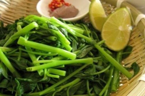 Có nên vò rau trước khi nấu canh?