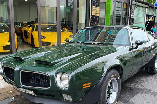 Ông Đặng Lê Nguyên Vũ dạo phố với xe hàng hiếm Pontiac Firebird trên 40 năm tuổi