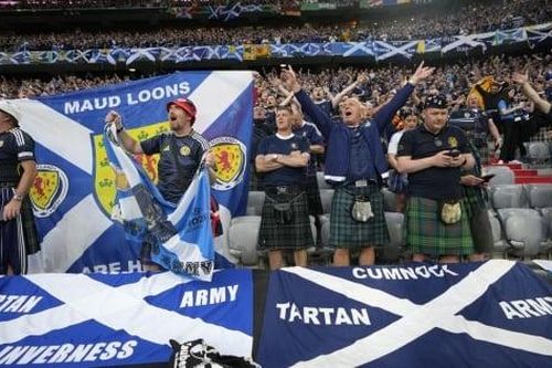 Vì sao CĐV Croatia đội mũ trong khi Scotland mặc váy khi ra sân cổ vũ EURO?