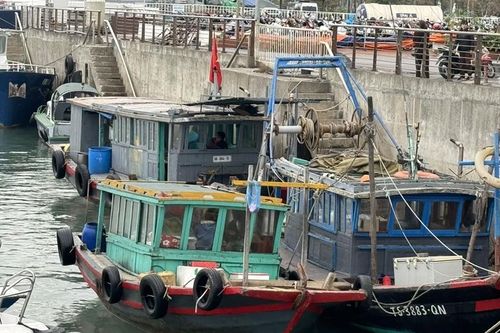 Thu giữ 7 thuyền đò neo đậu trái phép trên vịnh Hạ Long