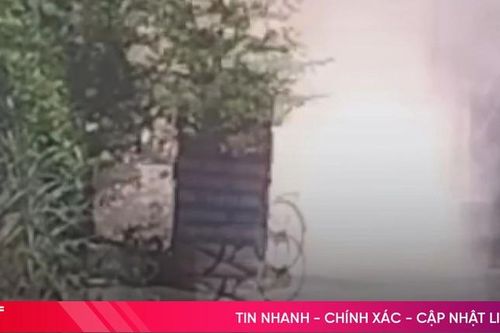 Cáp viễn thông, dây điện phát nổ liên tục trước cổng nhà dân