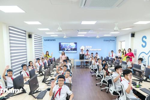 Học sinh Hà Nội hào hứng với phòng STEM Lab do Samsung trao tặng