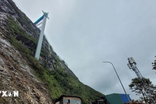 Mưa lớn gây sạt lở đường lên Khu du lịch Cầu kính Rồng Mây ở Lai Châu